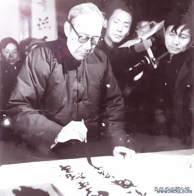 东说念主称“海内榜书，沙翁第一”，沙孟海五体兼善，翰墨肥硕开张，自成“沙体”，是承古启今的一代书道天下。